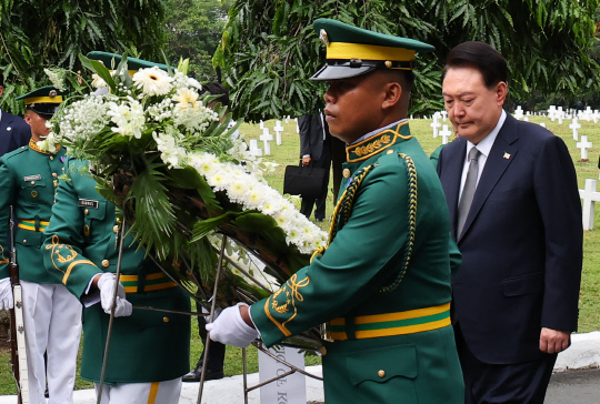 필리핀을 국빈 방문 중인 윤석열 대통령과 김건희 여사가 6일(현지시간) 필리핀 마닐라 영웅 묘지 내 한국전 참전 기념비를 찾아 헌화하고 있다.연합뉴스